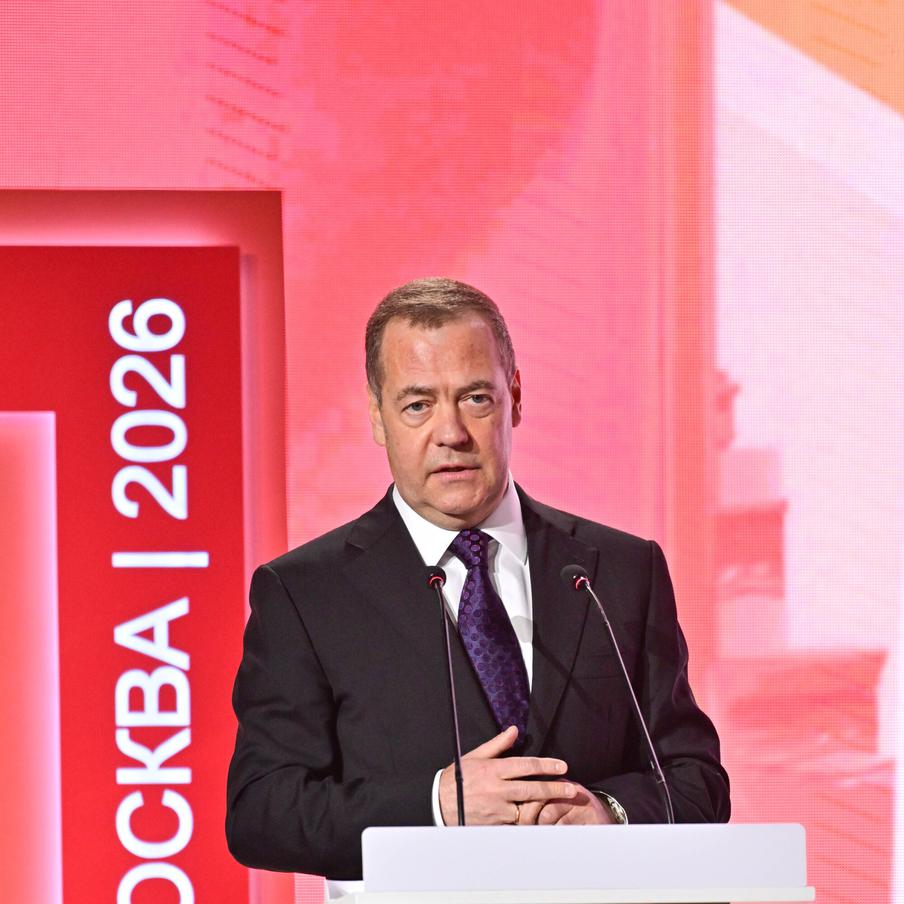 Медведев: правил в отношении Киева после атак по России больше быть не может. Зампред Совбеза РФ Дмитрий Медведев заявил, что прежняя политика в отношении Киева больше не действует. Он объяснил, что в условиях эскалации массированных террористических атак противника на российские города и гражданское население необходимо открыто признать, что прежние нормы больше не распространяются на неонацистский режим в Киеве