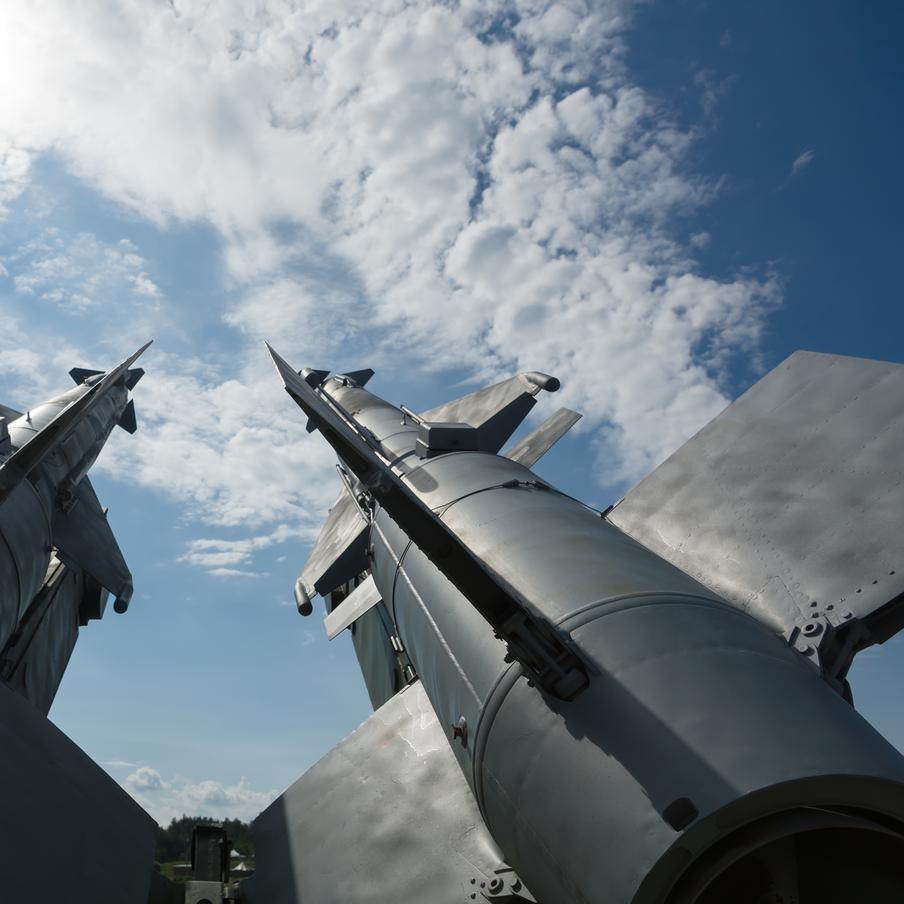 Британские военные испытали новое дальнобойное оружие для передачи ВСУ. В Великобритании прошли испытания нового дальнобойного оружия. Отмечается, что Лондон планирует отправить его Украине в рамках одного из пакетов военной помощи