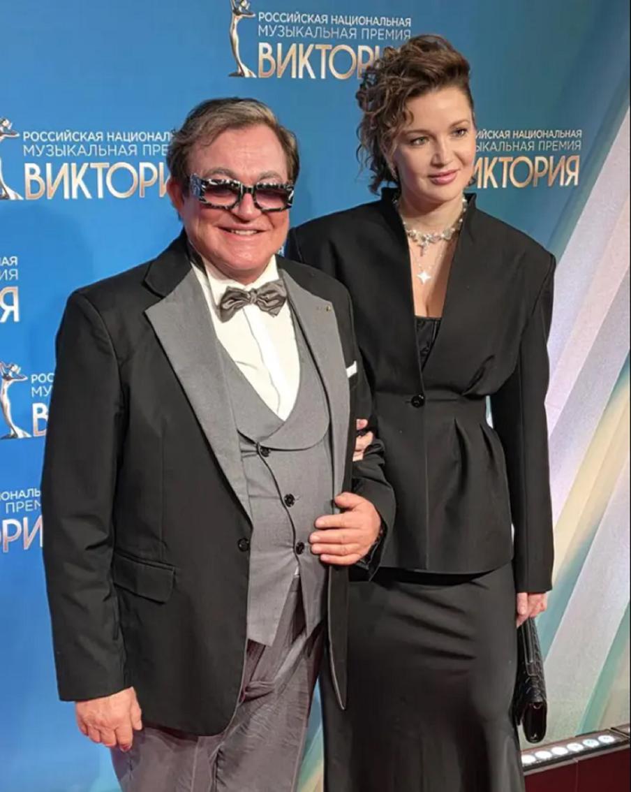 Дибров и его молодая спутница