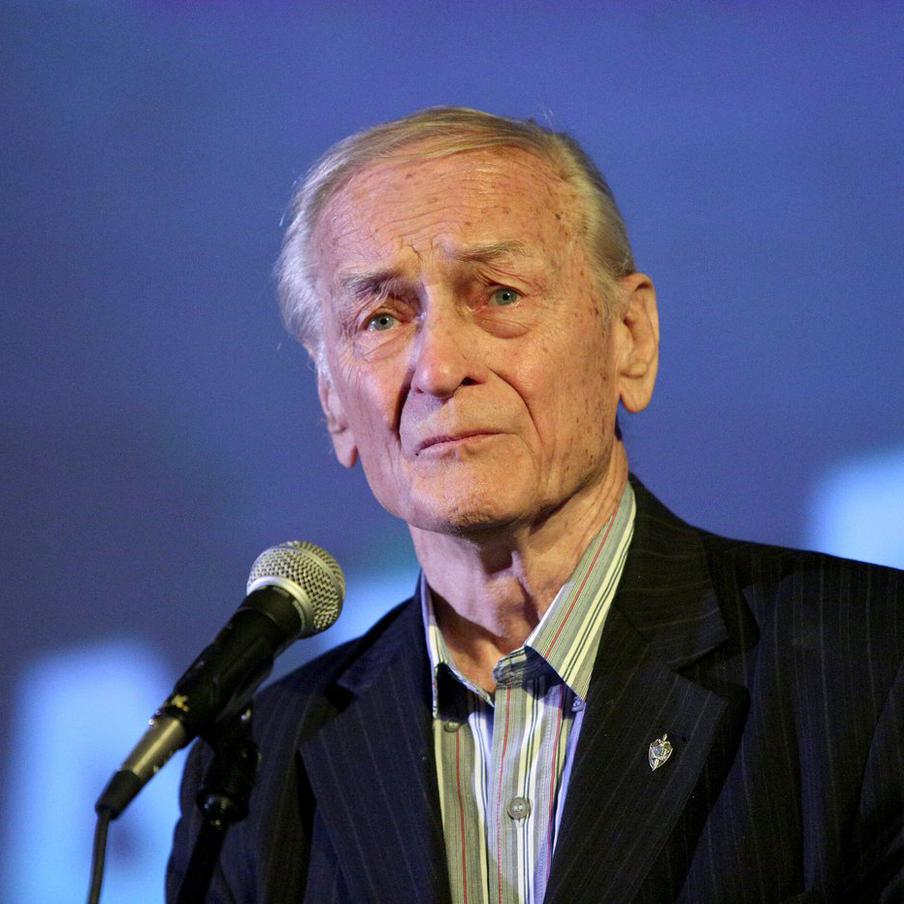 Народный артист РСФСР Михаил Ножкин умер в возрасте 89 лет. Скончался народный артист РСФСР Михаил Иванович Ножкин. Он был талантливым актёром, драматургом и поэтом, оставившим значительный след в кинематографе, особенно в фильмах "Хождение по мукам" и "Ошибка резидента". Также Михаил Иванович внёс огромный вклад в музыкальную сферу, став автором гимна "Бессмертного полка" и множества патриотических песен