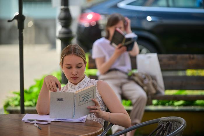 В Москве начали работу открытые читальни: что за формат, какие книги читают