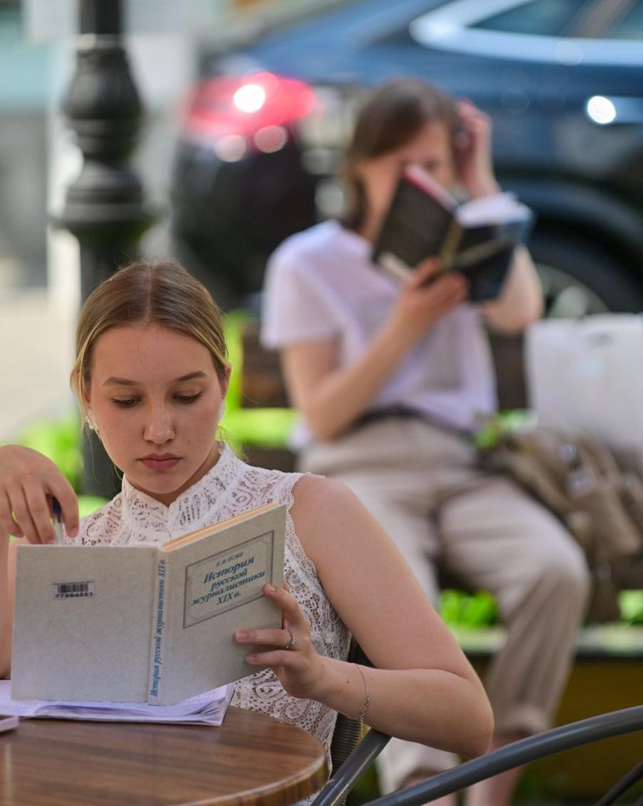 В Москве начали работу открытые читальни: что за формат, какие книги читают