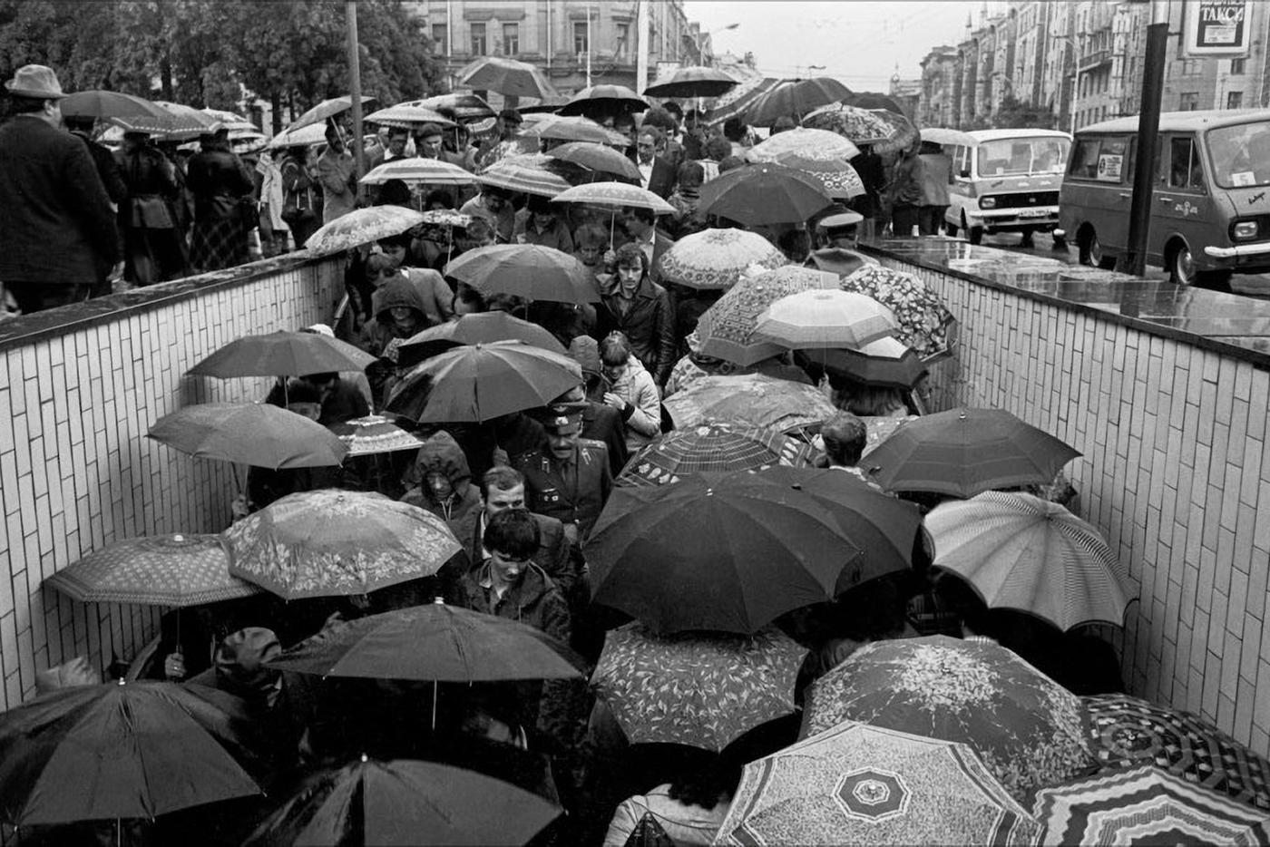 Столпотворение зонтиков на Пушкинской, 1983 год. Людской поток показался фотографу завораживающим.