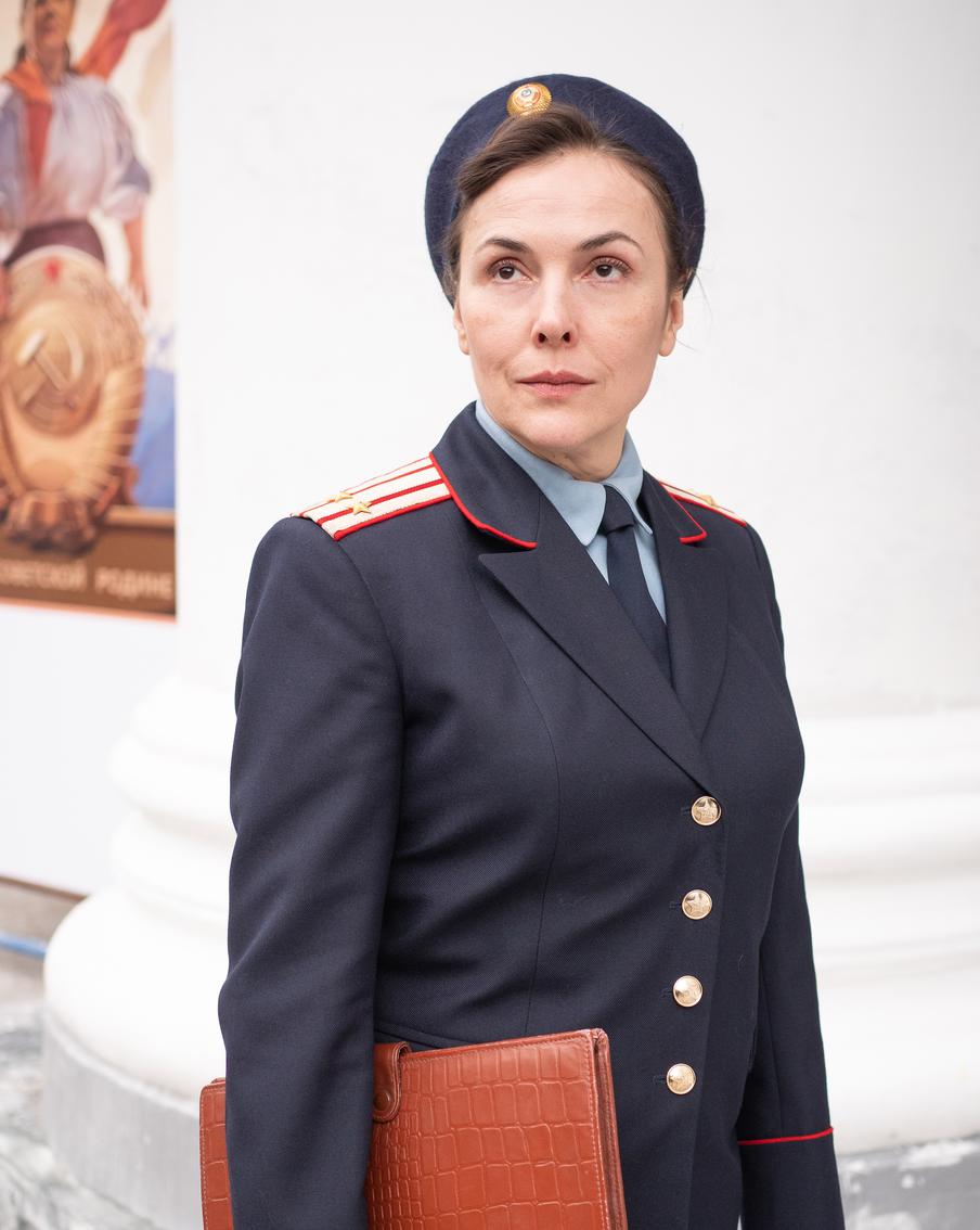 Елена Панова играет в "Шифре" руководителя группы девушек, ведущих расследования.