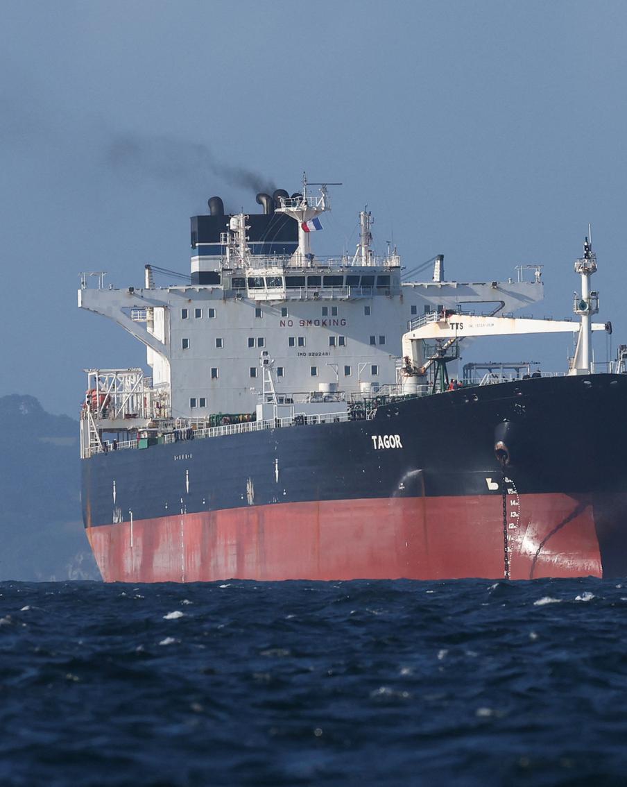 Великобритания планирует продать нефть с захваченного в море якобы российского танкера. Среди рассматриваемых сценариев дальнейшего использования вырученных средств – прямая передача финансов Украине или направление их на закупку вооружений для киевских сил. Кроме того, не исключается вариант переработки сырья на местных мощностях для покрытия внутренних энергетических нужд
