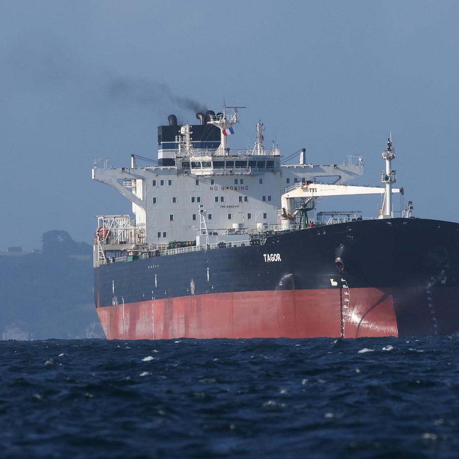 Великобритания планирует продать нефть с захваченного в море якобы российского танкера. Среди рассматриваемых сценариев дальнейшего использования вырученных средств – прямая передача финансов Украине или направление их на закупку вооружений для киевских сил. Кроме того, не исключается вариант переработки сырья на местных мощностях для покрытия внутренних энергетических нужд
