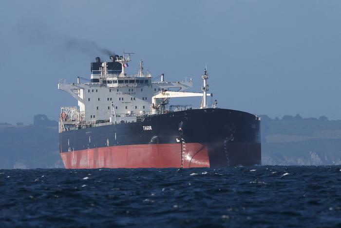 Британия планирует продать нефть с захваченного в море танкера "теневого флота" России