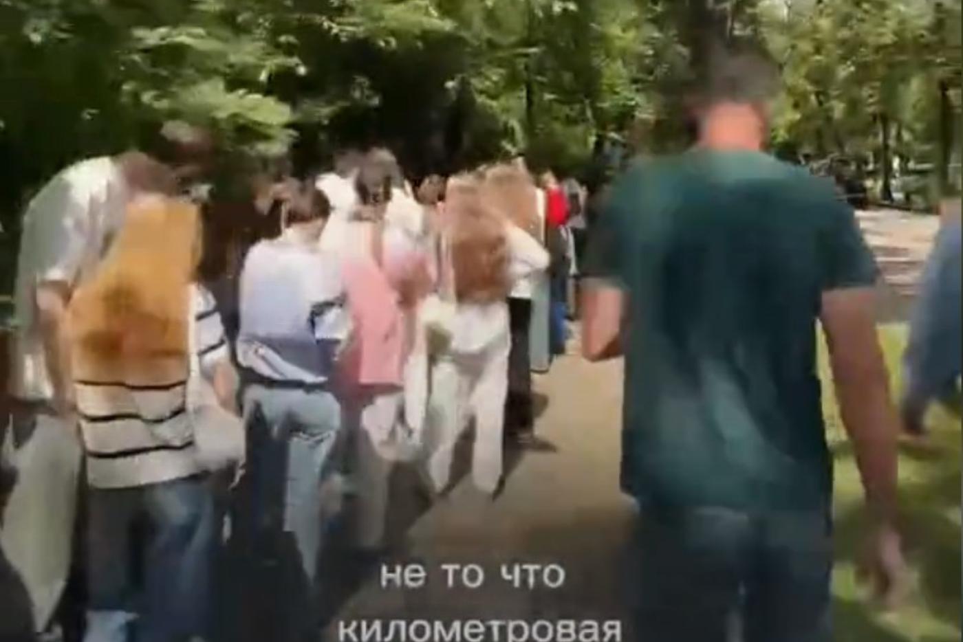 Невероятная очередь на Тверском бульваре: москвичи пришли за десертами от блогера