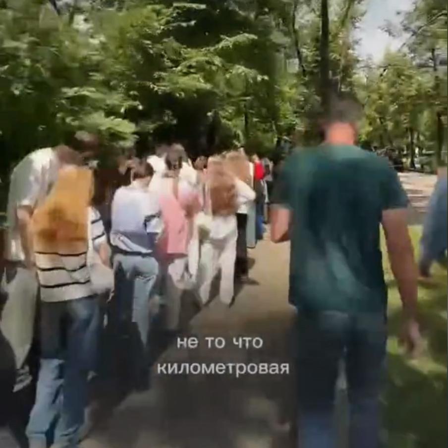 Огромная очередь за печеньем развернулась на Тверском бульваре в Москве. Ажиотаж объясняется просто: создательница десертов – блогер с почти 3 млн подписчиков. Однако попробовать угощение удалось далеко не всем – уже через полтора часа после старта продаж организаторы объявили о полном солд-ауте