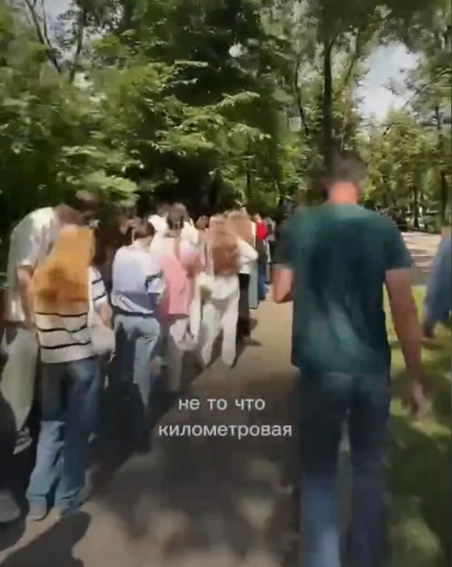 Огромная очередь за печеньем развернулась на Тверском бульваре в Москве. Ажиотаж объясняется просто: создательница десертов – блогер с почти 3 млн подписчиков. Однако попробовать угощение удалось далеко не всем – уже через полтора часа после старта продаж организаторы объявили о полном солд-ауте