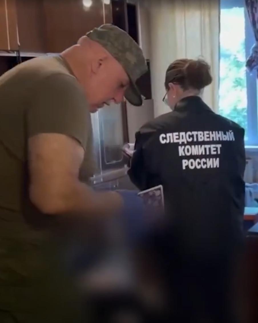 Изрезанные тела сестёр-иностранок нашли в квартире в Санкт-Петербурге. В настоящее время следователи проверяют на причастность к преступлению сожителя одной из погибших, его местонахождение в данный момент устанавливается