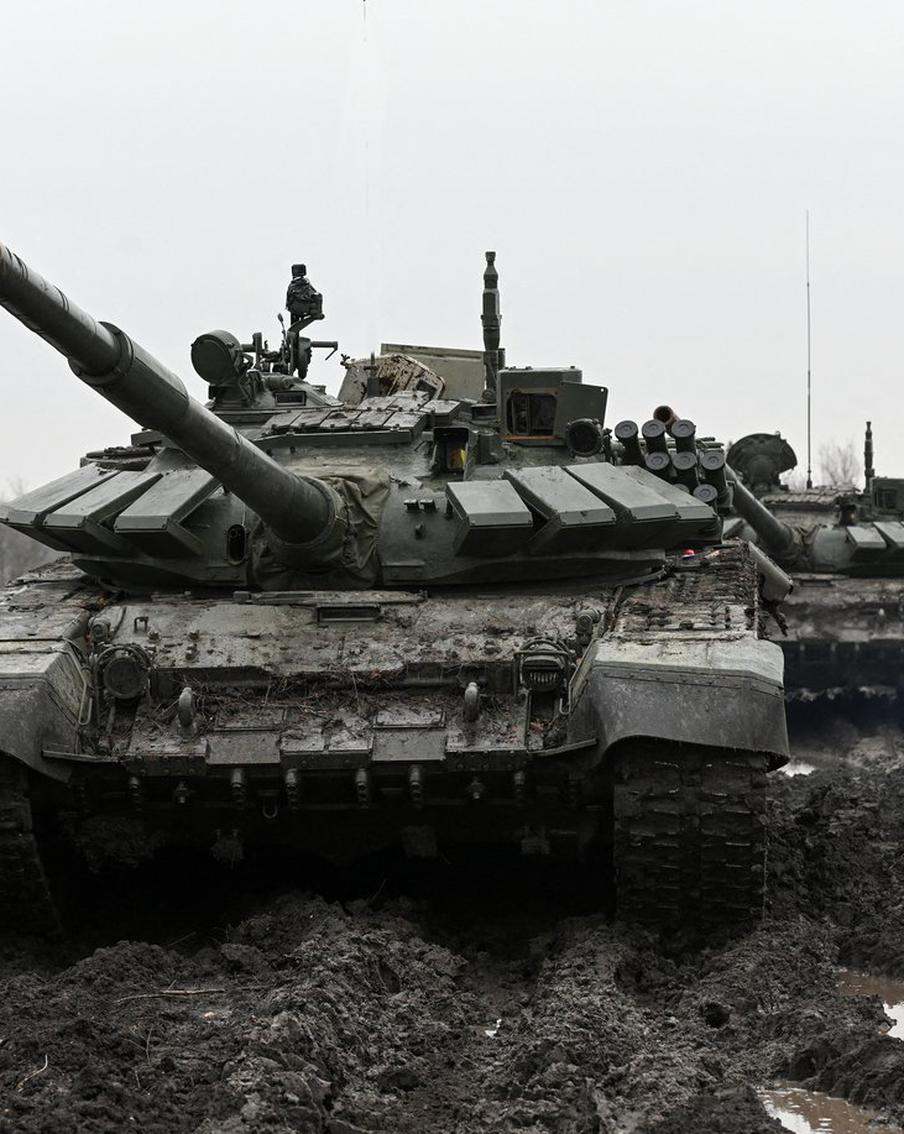 ВС РФ уничтожили на окраине Константиновки пункты дислокации ВСУ. Артиллеристы "Южной" группировки войск России нанесли удар по двум пунктам временной дислокации Вооружённых сил Украины, уничтожив живую силу противника. Также были уничтожены автомобиль и два квадроцикла на Константиновском направлении