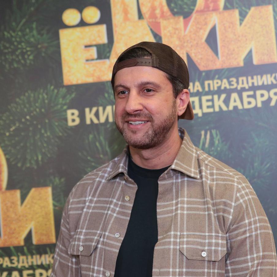Блогер Сардаров заявил, что чашка кофе в швейцарском Цюрихе стоила 20 евро. Блогер Амиран Сардаров обратил внимание на высокую стоимость кофе в Цюрихе – около 20 евро за чашку. Однако он также отметил, что цены на качественный сервис и еду значительно выросли и в Москве. Кроме того, автор напомнил о сложности постоянного проживания в США по сравнению с туризмом. Он охарактеризовал жизнь в этой стране как крайне трудную