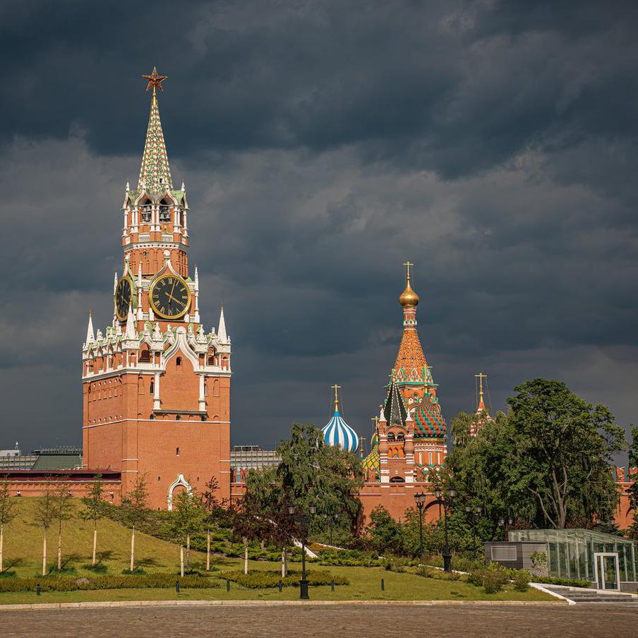 Жителей Москвы предупредили о возможной грозе в субботу. Столичный Комплекс городского хозяйства предупреждает о грозе с порывами ветра до 17 м/с, ожидаемой в Москве в субботу. Мэрия призывает граждан соблюдать меры предосторожности: избегать нахождения под деревьями и не парковать автомобили вблизи них во время непогоды