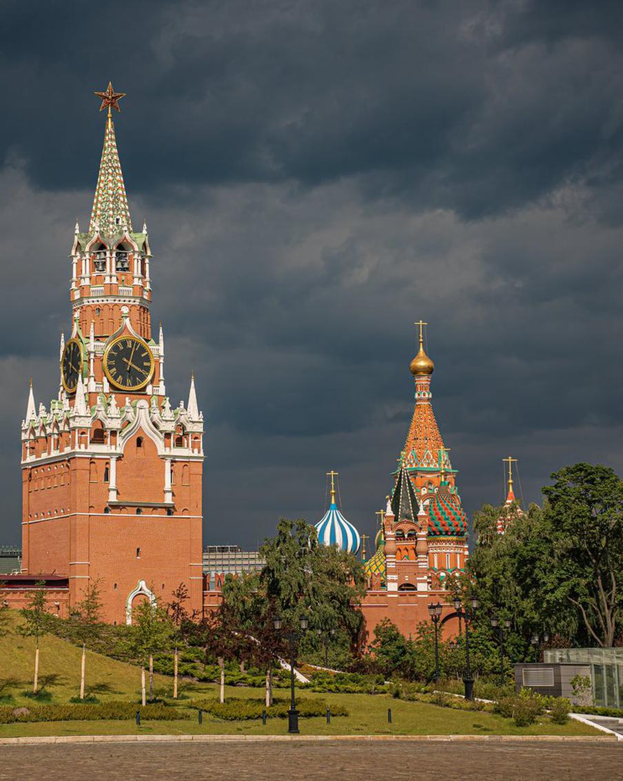 Жителей Москвы предупредили о возможной грозе в субботу. Столичный Комплекс городского хозяйства предупреждает о грозе с порывами ветра до 17 м/с, ожидаемой в Москве в субботу. Мэрия призывает граждан соблюдать меры предосторожности: избегать нахождения под деревьями и не парковать автомобили вблизи них во время непогоды
