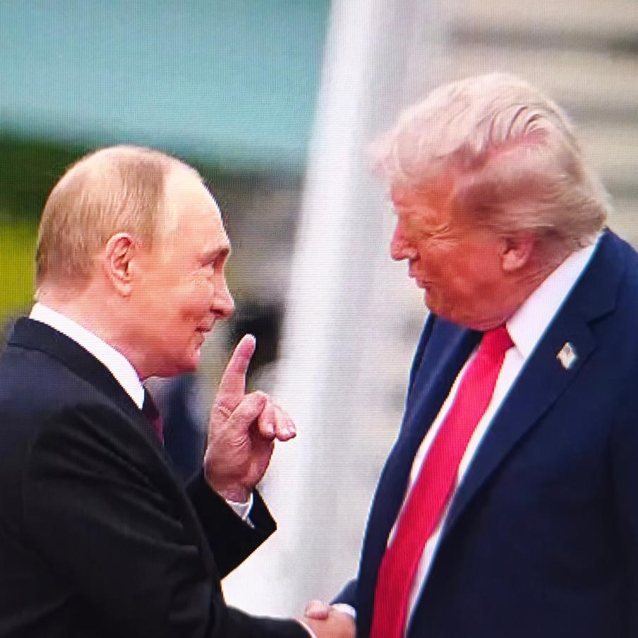 Трамп заявил о готовности пересмотреть "анкориджские договорённости" по Украине. В ходе общения с союзниками в ходе саммита "Большой семёрки" американский президент допустил пересмотр достигнутых с Путиным на саммите в Анкоридже договорённостей по украинскому конфликту