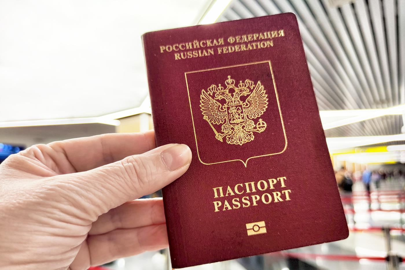 В МФЦ опровергли фейки о введении ограничений на способы получения россиянами загранпаспортов