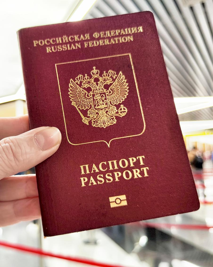 В МФЦ опровергли фейки о введении ограничений на способы получения россиянами загранпаспортов