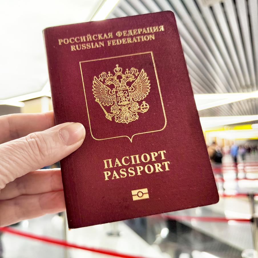 Власти опровергли введение ограничений на получение загранпаспортов россиянами. В МФЦ назвали недостоверной информацию о том, что россиянам оставили возможность получать загранпаспорт только через нацмессенджер "Макс"