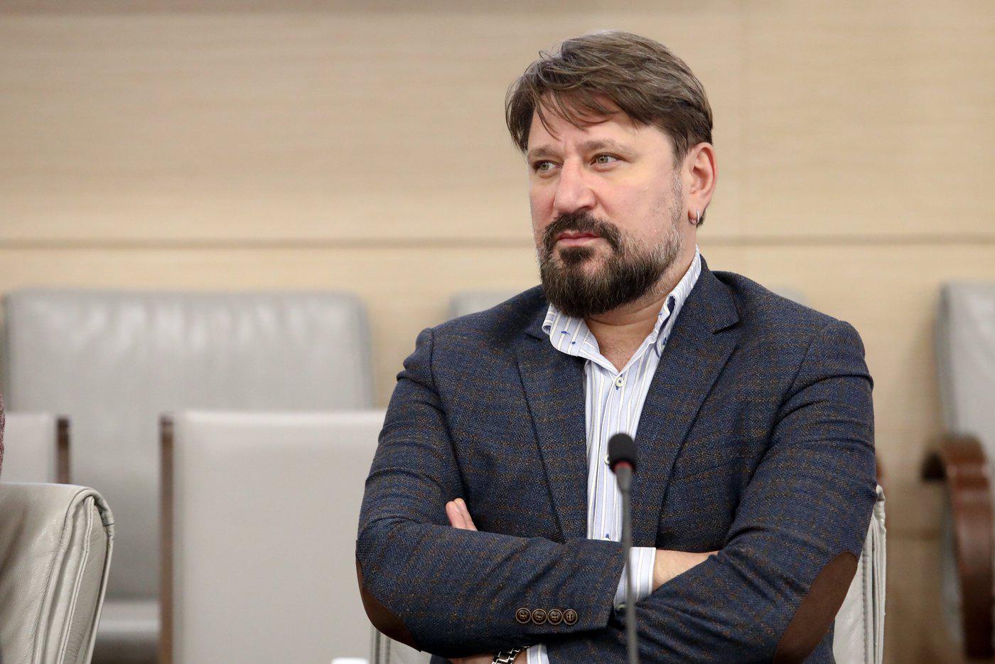 51-летняя звезда "Счастливы вместе" развёлся с молодой женой после обвинений в изменах