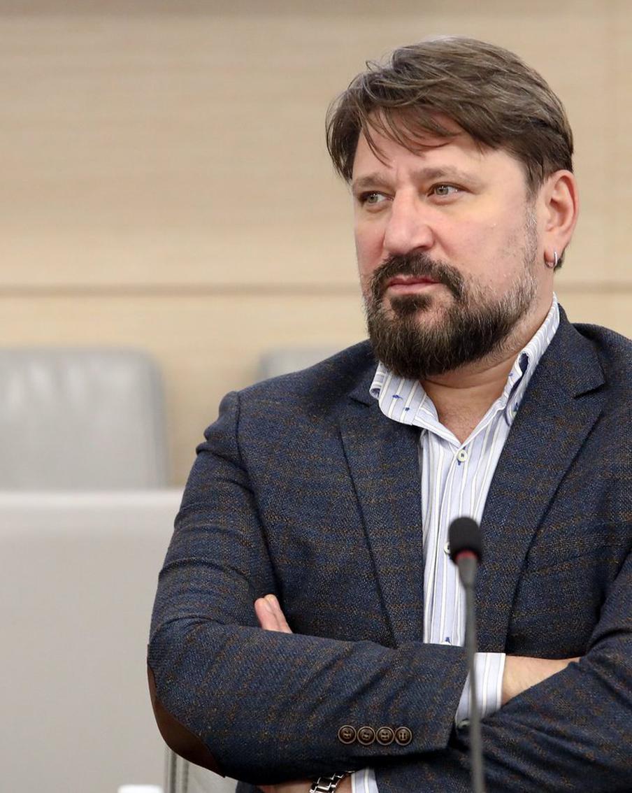 Виктор Логинов развёлся с молодой женой после обвинений в изменах. Актёр Виктор Логинов официально расторг брак с актрисой Марией Гуськовой 15 мая в МФЦ Басманного района. Развод последовал за публичными обвинениями Гуськовой в адрес супруга в связи с изменами и насилием, а также взаимными оскорблениями сторон в СМИ.