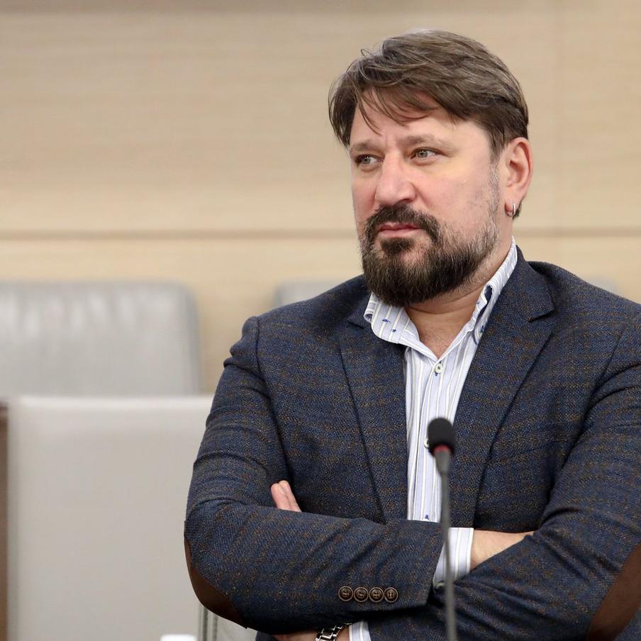 Виктор Логинов развёлся с молодой женой после обвинений в изменах. Актёр Виктор Логинов официально расторг брак с актрисой Марией Гуськовой 15 мая в МФЦ Басманного района. Развод последовал за публичными обвинениями Гуськовой в адрес супруга в связи с изменами и насилием, а также взаимными оскорблениями сторон в СМИ.