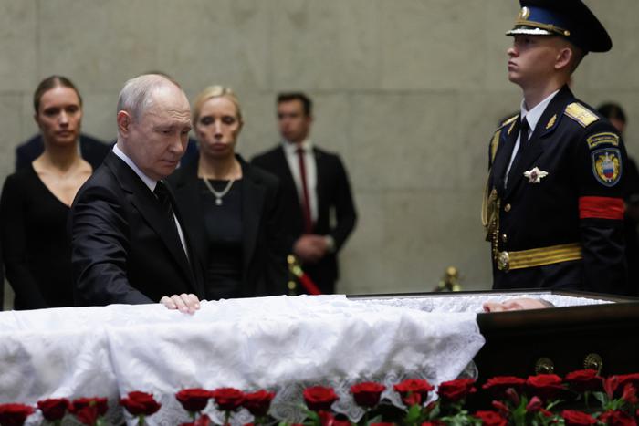 Путин не менее 20 минут провёл на прощании с Ивановым