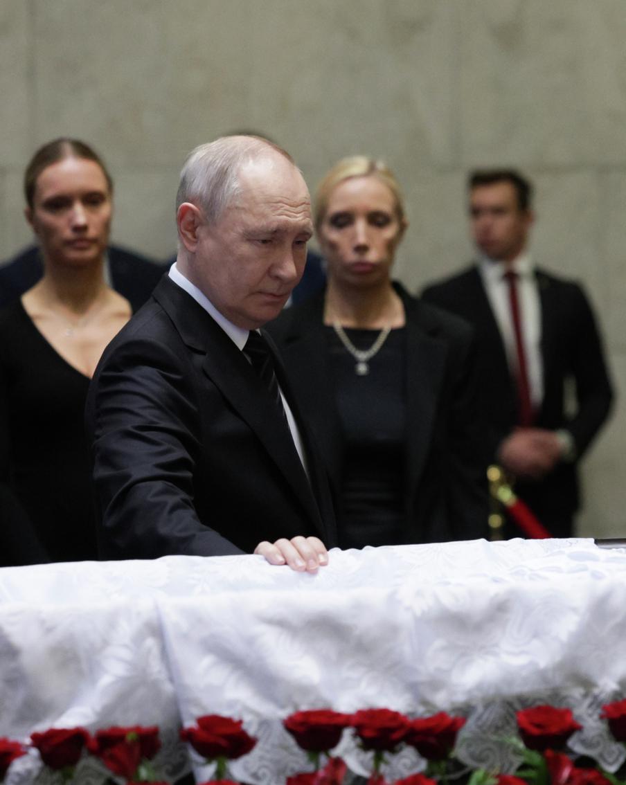 Путин не менее 20 минут провёл на прощании с Ивановым. Президент РФ Владимир Путин принял участие в церемонии прощания с Сергеем Ивановым, скончавшимся 26 июня в возрасте 73 лет. Иванов был видным государственным деятелем – ветераном внешней разведки, заместителем директора ФСБ, секретарём Совета безопасности и министром обороны (2001–2004), где он руководил модернизацией вооружённых сил