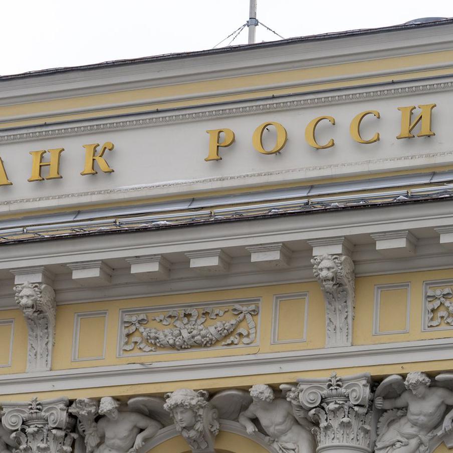 ЦБ не исключил высокую траекторию ключевой ставки в среднесрочной перспективе. Банк России предупредил, что, возможно, придётся держать ключевую ставку выше, чем прогнозировалось раньше. Это нужно, чтобы достичь целей по инфляции. Раньше предполагал установить ключевую ставку в 2026 году в диапазоне 14–14,5%, в 2027 году — 8–10%, а в 2028 — 7,5–8,5%