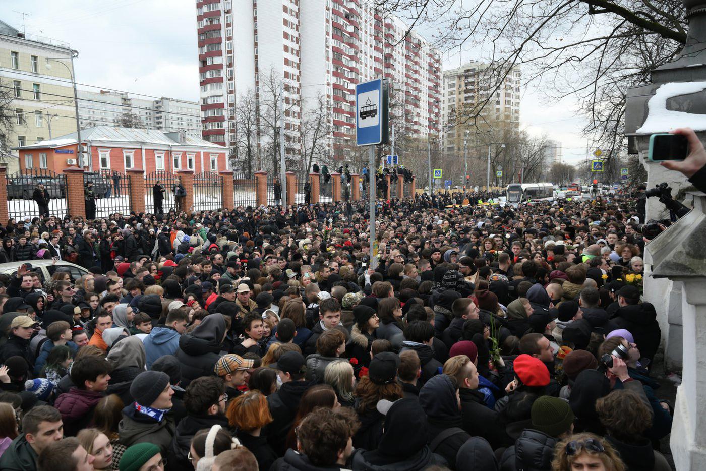 Церемония прощания с рэпером Пашей Техником возле храма Петра и Павла в Лефортово в Москве.