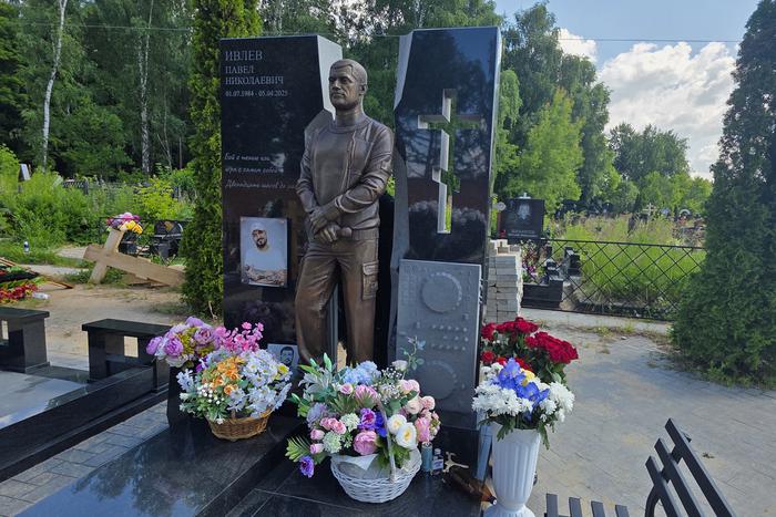 На могиле Паши Техника в день его рождения оставили мешок отравы