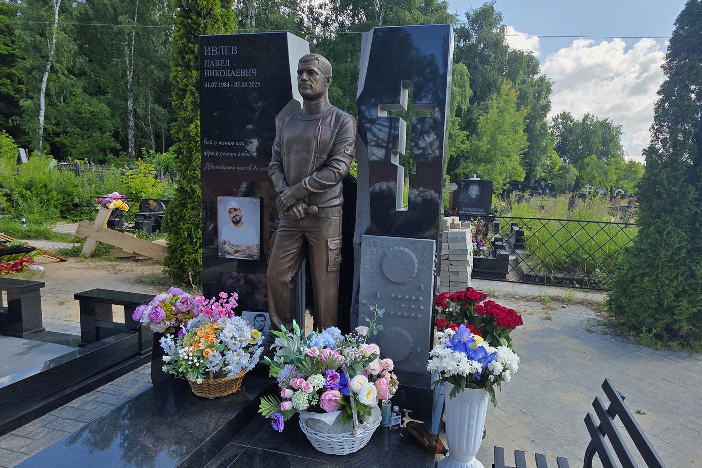 На могиле Паши Техника в день его рождения оставили мешок отравы