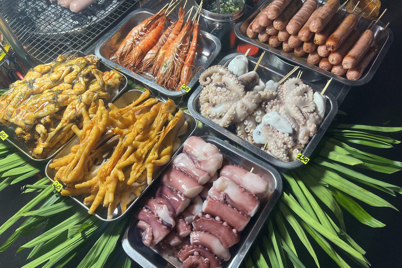 Все морепродукты свежие – рыбаки привозят их на рынок, и дары моря тут же начинают готовить.