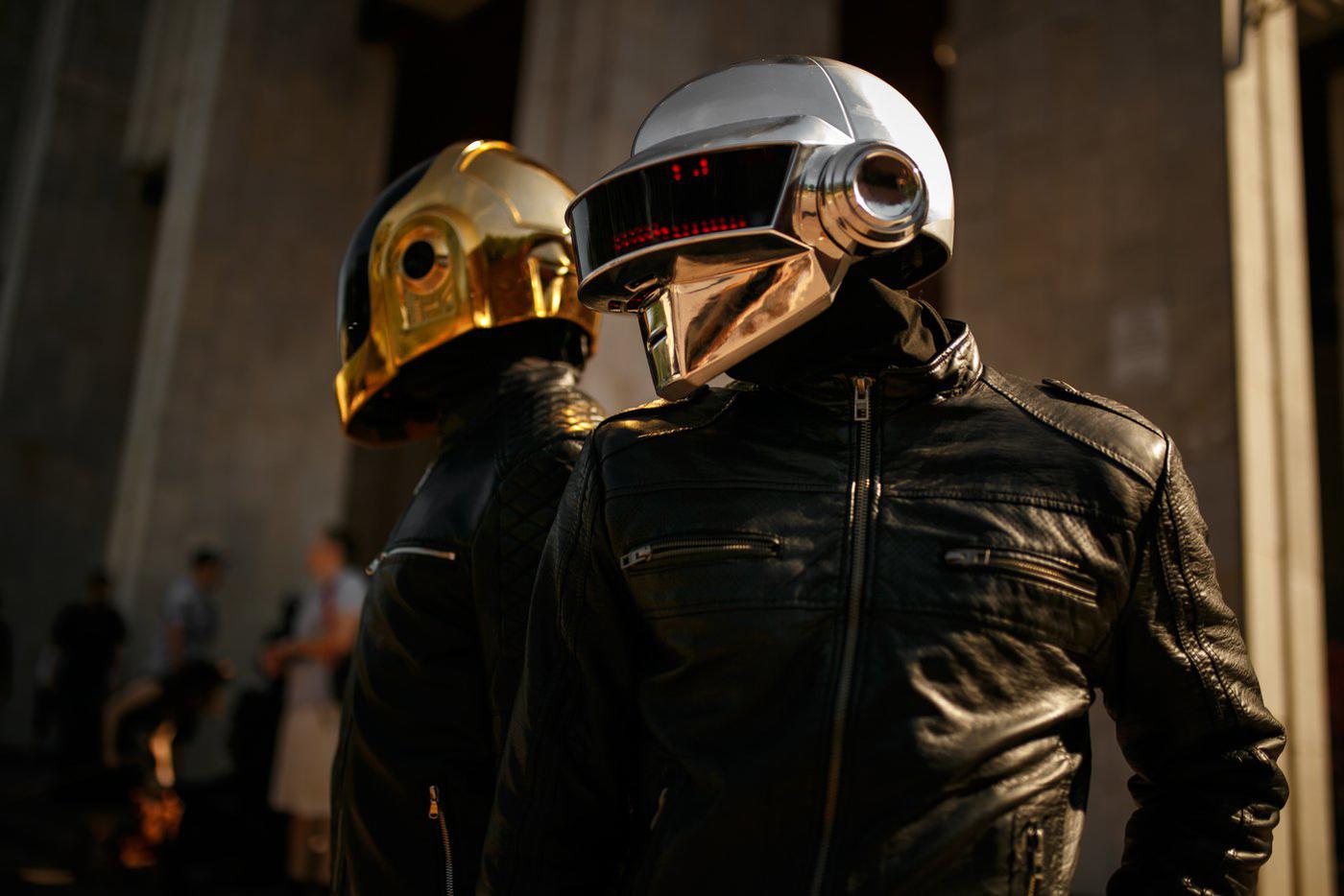 Участники дуэта Daft Punk в своих традиционных масках.