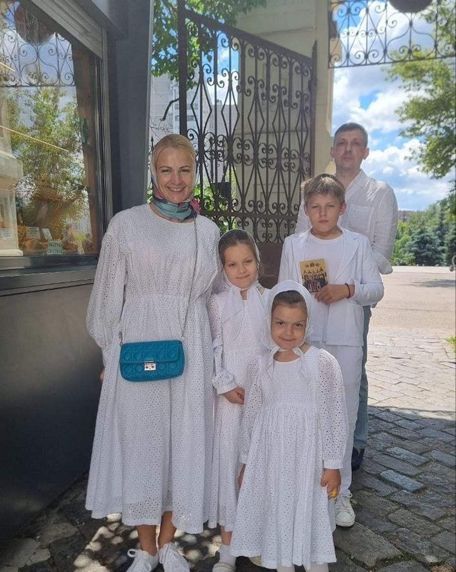 Анна вместе со своей семьёй