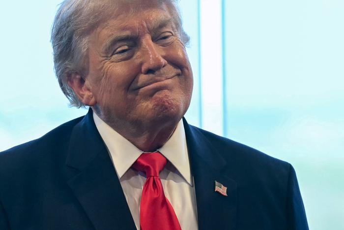 Президент США Дональд Трамп заработал на покупке акций во время апрельского обвала, который сам и спровоцировал