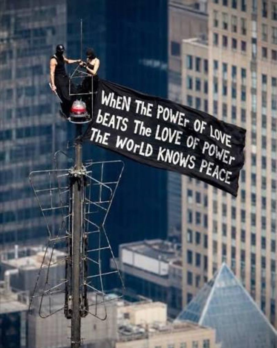 "Чрезмерные обвинения": забравшимся на Empire State Building россиянам грозит более 10 лет тюрьмы. В четверг паре были официально предъявлены восемь пунктов обвинения, включая попытку умышленного создания опасности для жизни, порчу имущества, незаконное проникновение, а также незаконный подъёме на высотные конструкции. Свою вину они отрицают