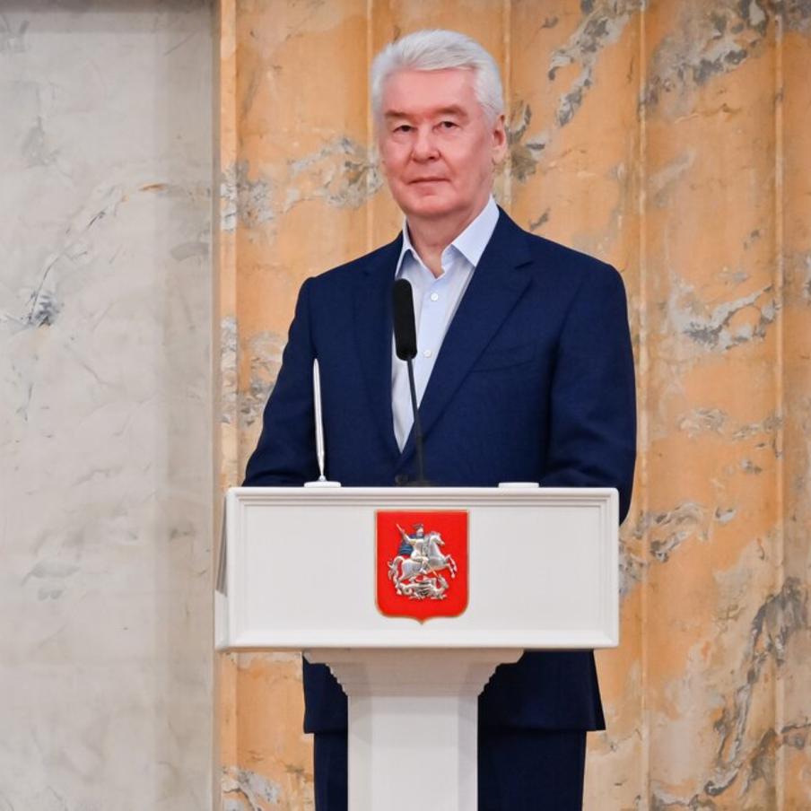 Мэр Москвы Сергей Собянин сообщил об уничтожении 11-го летевшего к столице БПЛА. На месте падения обломков работают специалисты экстренных служб