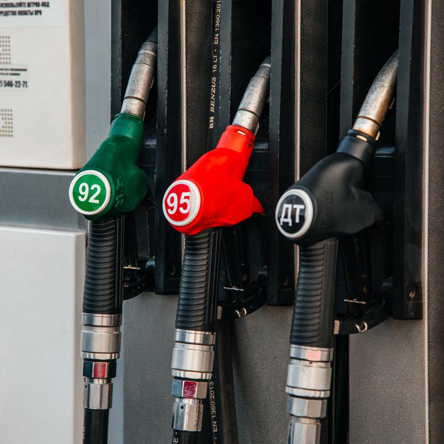 Власти РФ поручили нефтяным компаниям увеличить поставки бензина в регионы. Российский премьер-министр Александр Новак направил нефтяным компаниям распоряжение о необходимости увеличить поставки топлива в регионы страны. Акцент был сделан на ситуации в Иркутской области и Забайкальском крае