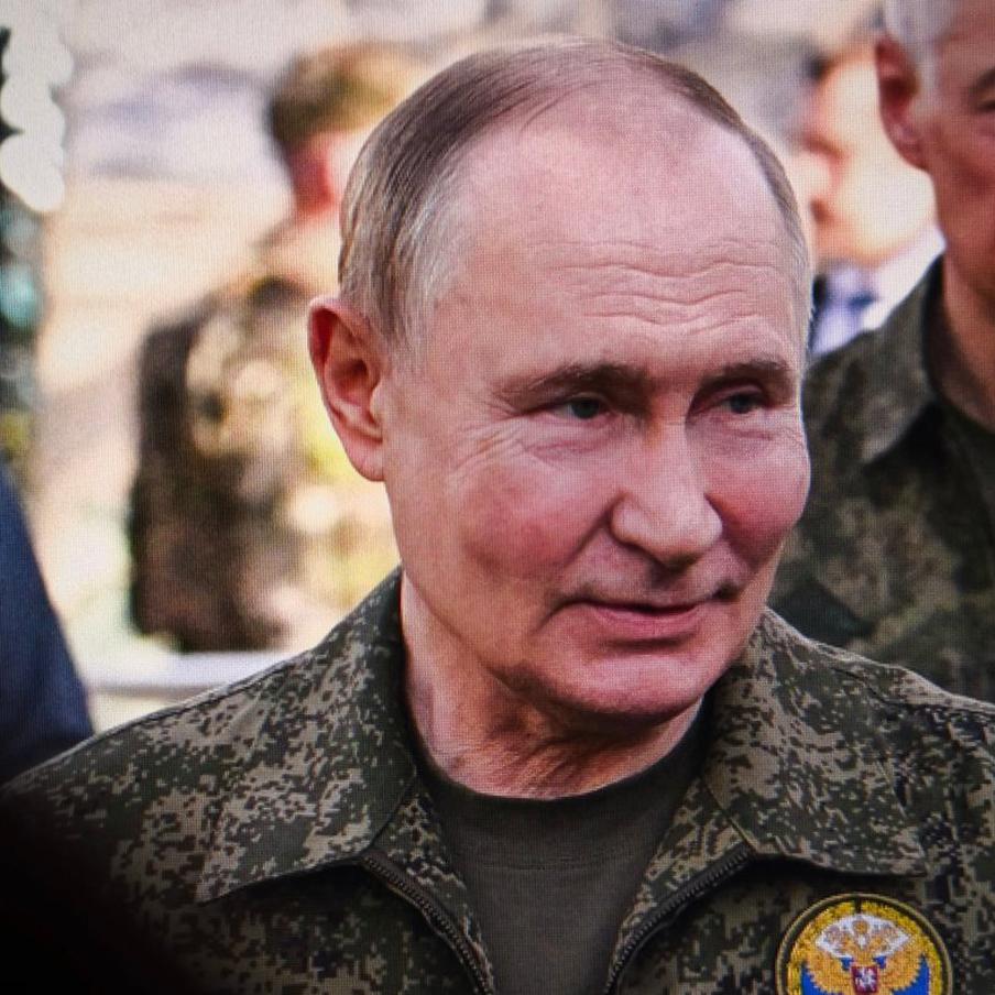Британский журналист Фергюсон назвал появление Путина в военной форме настоящим сигналом. Британский политик и журналист Джим Фергюсон интерпретировал появление Владимира Путина в военной форме на совещании по итогам взятия Константиновки как намеренный сигнал. По мнению эксперта, это подчёркивает решимость России продолжать наступление на фронте