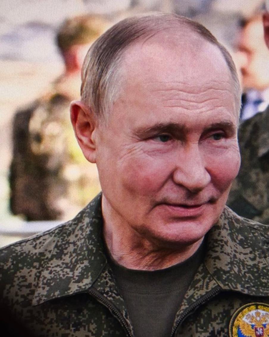 Британский журналист Фергюсон назвал появление Путина в военной форме настоящим сигналом. Британский политик и журналист Джим Фергюсон интерпретировал появление Владимира Путина в военной форме на совещании по итогам взятия Константиновки как намеренный сигнал. По мнению эксперта, это подчёркивает решимость России продолжать наступление на фронте