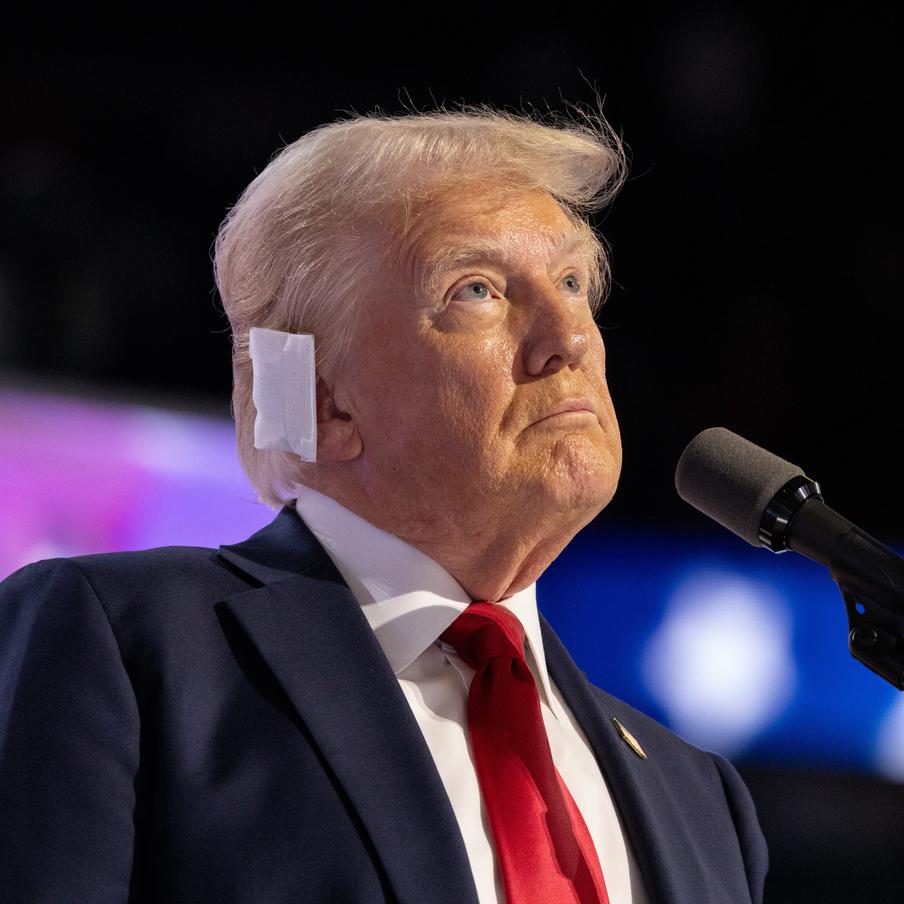 Переживший нападение стрелка Трамп пообещал защитить право американцев на оружие. Американский президент Дональд Трамп, ранее неоднократно становившийся целью неудачных покушений вооружённых огнестрельным оружием людей, заявил, что будет отстаивать право американцев на владением им