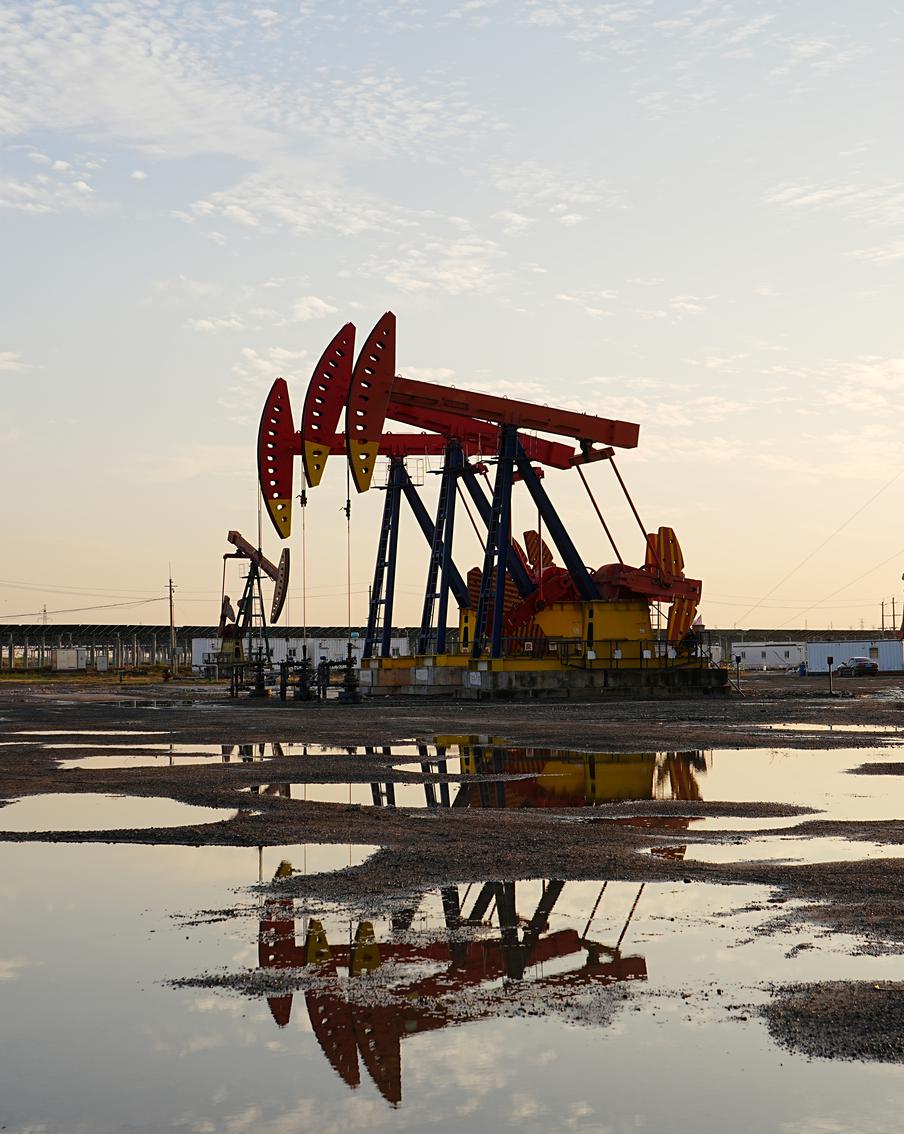 Страны ОПЕК приняли решение смягчить действующие квоты на нефтедобычу. Семь входящих в ОПЕК+ государств 5 июля договорились о дополнительном увеличении объёма добываемой в сутки нефти.
