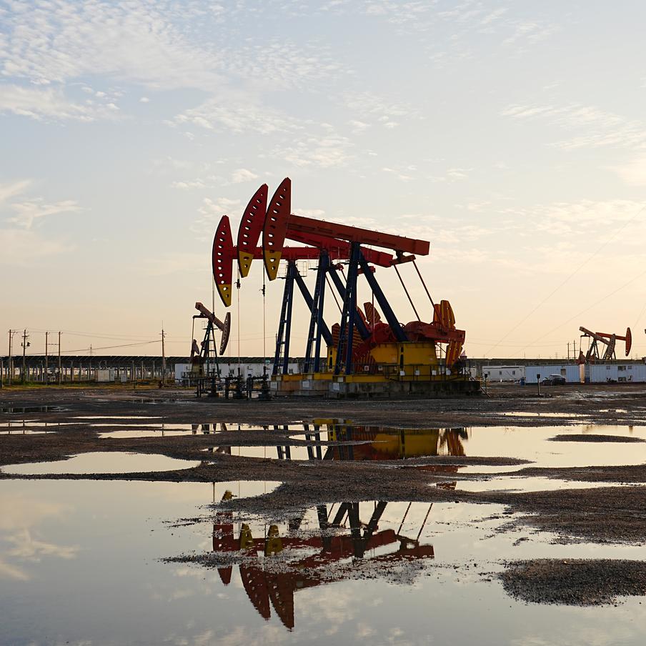Страны ОПЕК приняли решение смягчить действующие квоты на нефтедобычу. Семь входящих в ОПЕК+ государств 5 июля договорились о дополнительном увеличении объёма добываемой в сутки нефти.