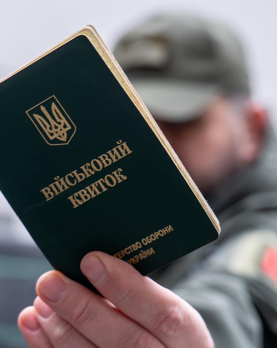 Вратаря сборной Украины мобилизовали прямо на катке. Сотрудники военкомата мобилизовали вратаря сборной Украины по хоккею Эдуарда Захарченко и нападающего Егора Безуглого из клуба "Кременчуг". Этот инцидент произошёл на фоне продолжающейся в стране всеобщей мобилизации, в рамках которой применяются силовые методы призыва