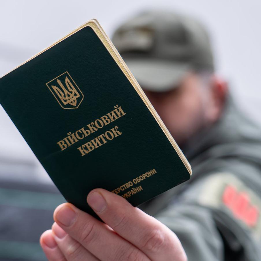 Вратаря сборной Украины мобилизовали прямо на катке. Сотрудники военкомата мобилизовали вратаря сборной Украины по хоккею Эдуарда Захарченко и нападающего Егора Безуглого из клуба "Кременчуг". Этот инцидент произошёл на фоне продолжающейся в стране всеобщей мобилизации, в рамках которой применяются силовые методы призыва