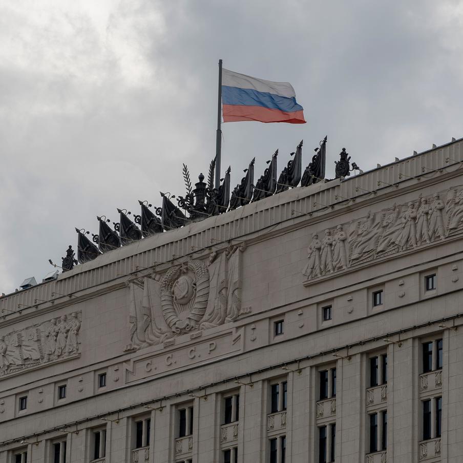 Минобороны РФ предложило Украине перемирие в Константиновке для обмена телами. Российские военные выступили с инициативой временно приостановить боевые действия в районе утраченной ВСУ Константиновки. Целью перемирия может стать обмен телами павших