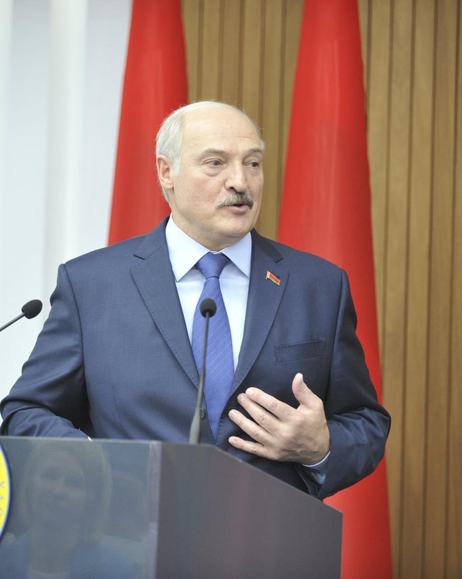 Лукашенко пообещал не отправлять военных на Украину. Президент Белоруссии Александр Лукашенко официально заявил, что страна не будет отправлять своих военных для участия в конфликте на территории Украины. Он подчеркнул, что Белоруссия стремится к мирному разрешению ситуации и осудил милитаризацию, проводимую странами Евросоюза