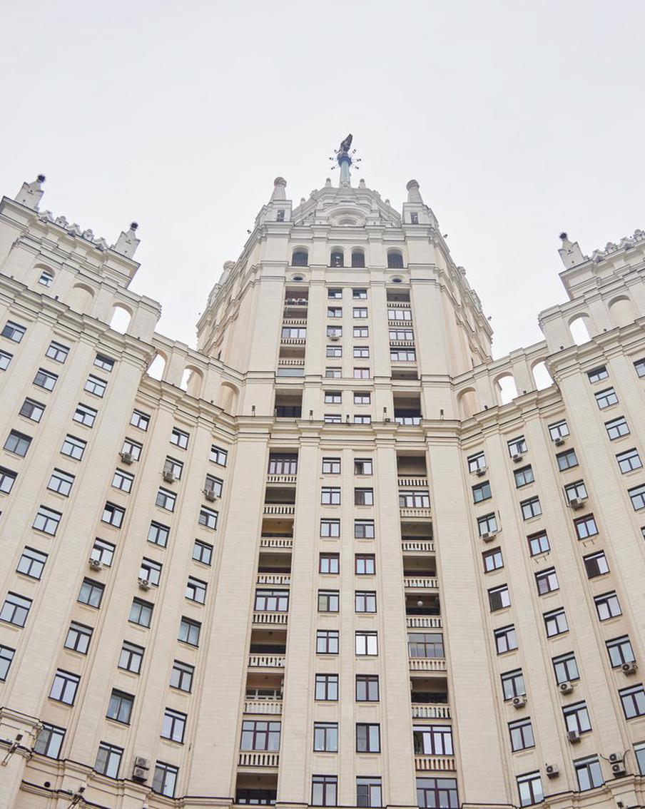 В Москве разыскивают руфера, забравшегося на звезду сталинской высотки. В Москве полицейские занимаются поиском руфера, который недавно снял видео, как он забирается на шпиль сталинской высотки на Котельнической набережной. Высота этого здания составляет около 180 метров. Этот случай произошёл после нашумевшего инцидента с участием российских руферов в Нью-Йорке. Тогда пара вскарабкалась на вершину Эмпайр-стейт-билдинг