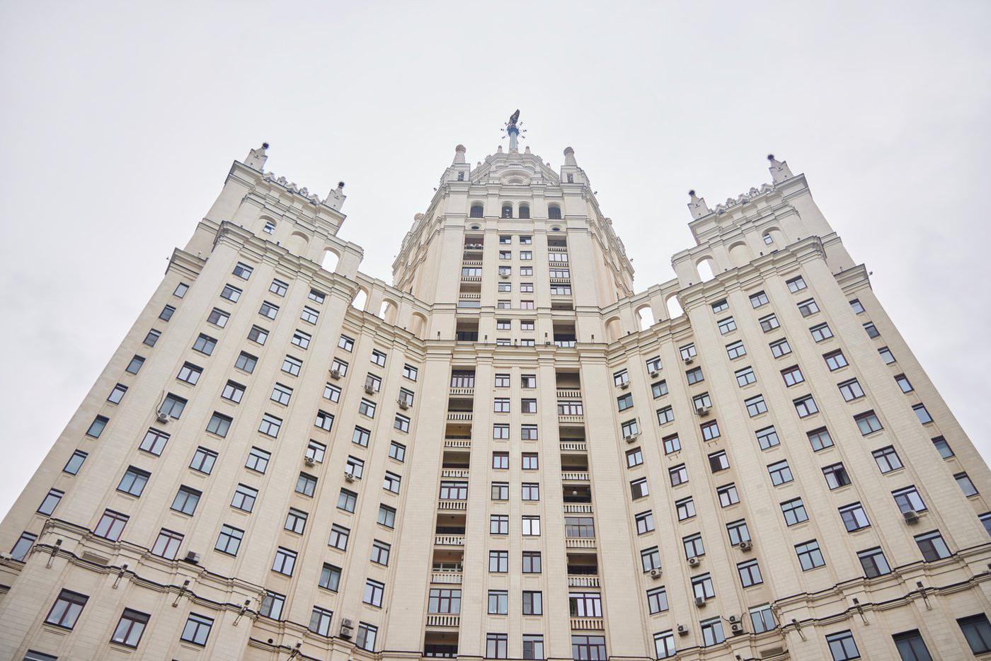 В Москве разыскивают руфера, забравшегося на звезду сталинской высотки
